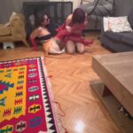 Istahli bir sekilde ayak yalayan kadin kole